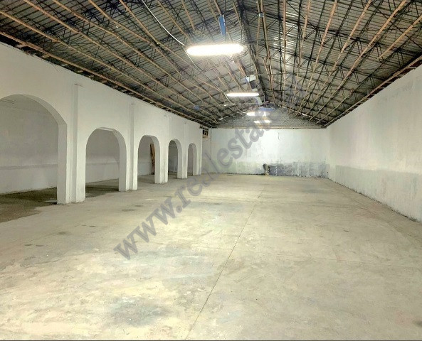 Magazina pozicionohet ne katin perdhe te nje ndertese nje kateshe.
Ofron nje siperfaqe prej 750 m2 